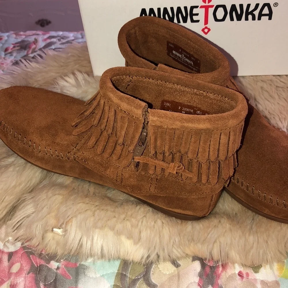🍂Minnetonka double Fringe side Zip brown Size 2